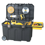 Coffre à outils Stanley noir avec compartiments jaune, rempli d'outils de bricolage.