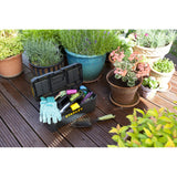 Boîte à outils noire Stanley, outillage de jardinage, sur terrasse en bois