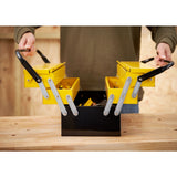 Boîte à outils Stanley, métallique, couleur jaune et noire, ouverte sur un établi