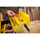 Boîte à outils Stanley jaune avec compartiments ouverte, outils manuels visibles, couleur jaune