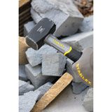 Marteau massette Stanley noir et gris, utilisé pour casser des parpaings.
