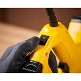 Interrupteur sur poignée d’outil électroportatif jaune Stanley, gants noirs