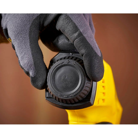 Réglage d’une visseuse DeWalt jaune, outil électroportatif, poignée noire.