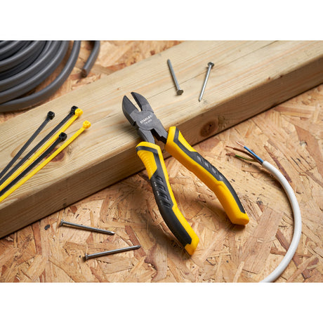 Pince coupante Stanley, outil manuel noir et jaune, sur plan de travail bois.