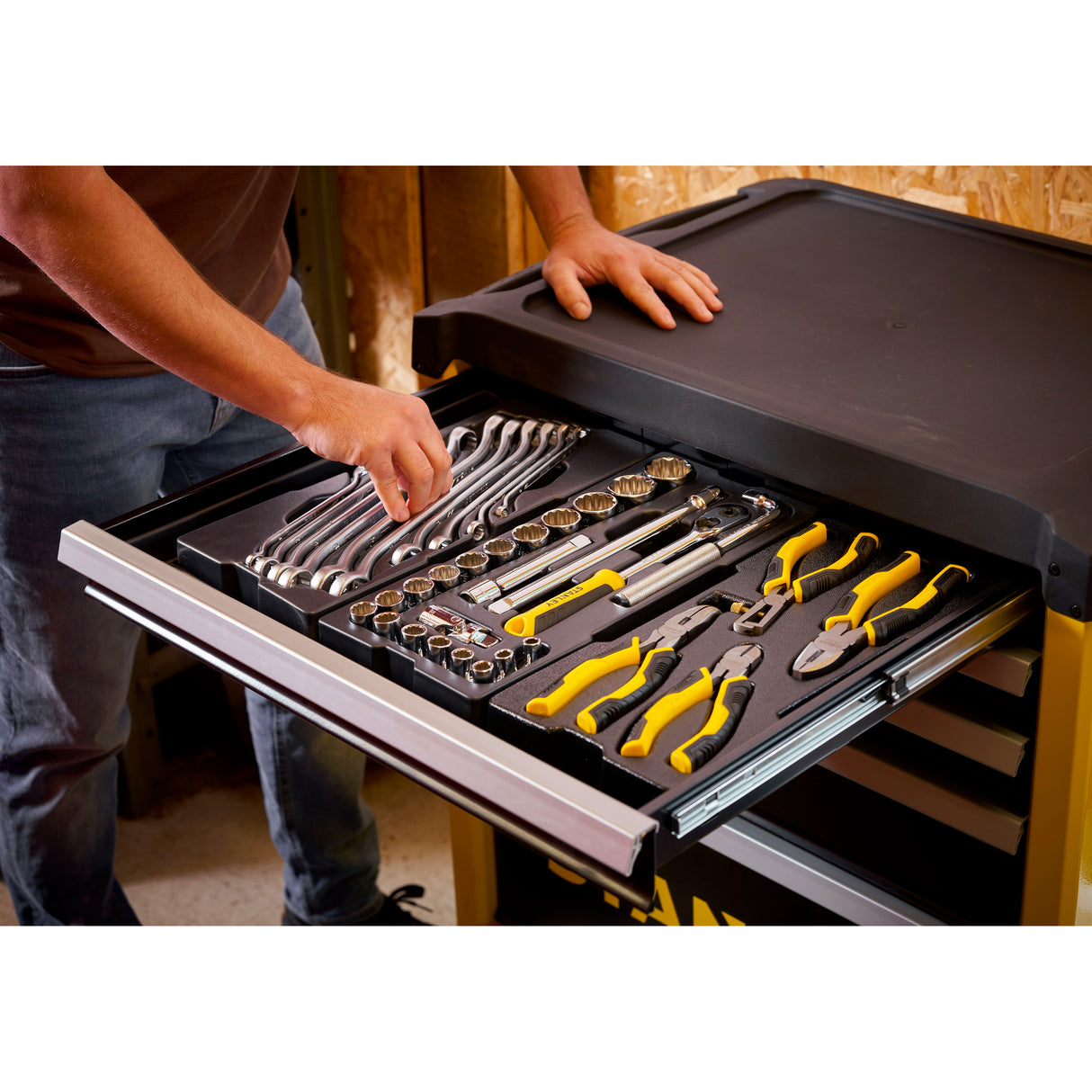 Servante d’atelier Stanley, jaune et noire, avec outils à main organisés.