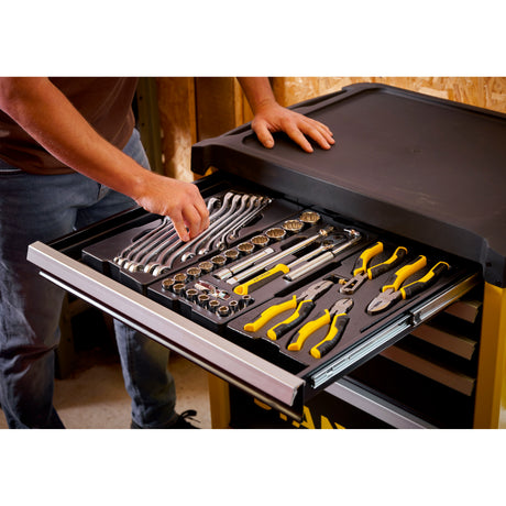 Servante d’atelier Stanley, jaune et noire, avec outils à main organisés.