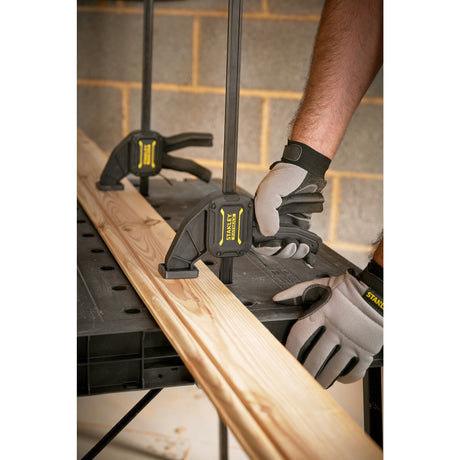 Serre-joint noir Stanley pour bois, utilisé sur établi, outil de serrage