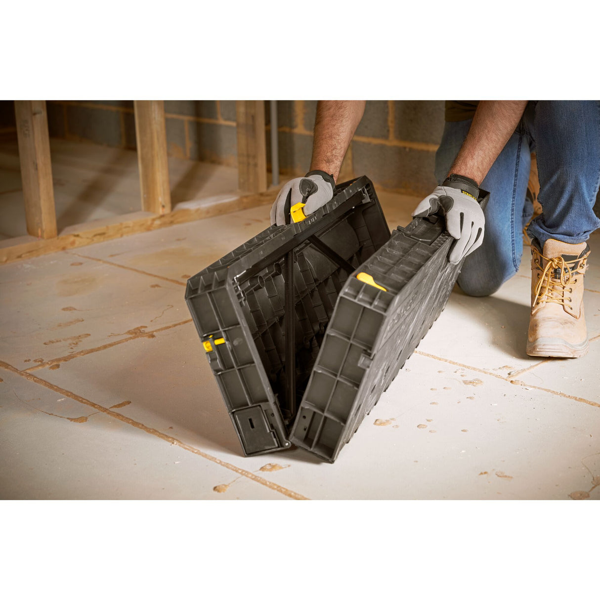 Table pliante Stanley, établi portable noir avec accents jaunes, pour chantier
