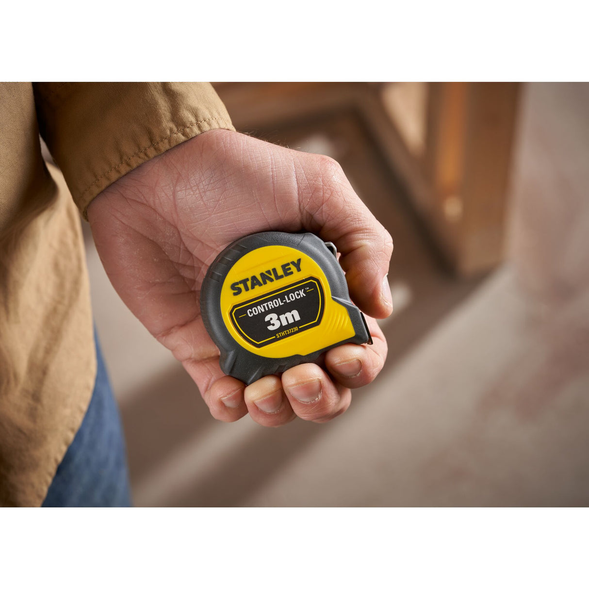 Mètre ruban Stanley Control-Lock 3m jaune et noir, outil de mesure, tenu en main