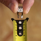 Embout Stanley pour mètre ruban, accessoire outillage, couleur métallique argentée.