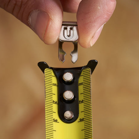 Embout Stanley pour mètre ruban, accessoire outillage, couleur métallique argentée.