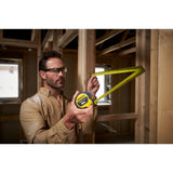 Mètre ruban Stanley, outillage jaune et noir, utilisé pour mesurer une structure bois