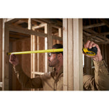 Mètre ruban Stanley, outil de mesure jaune, utilisé sur un chantier de construction bois