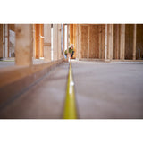 Stanley mètre ruban jaune utilisé sur un chantier, outil de mesure de précision.