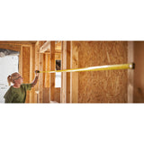 Mètre ruban Stanley jaune utilisé pour mesurer une structure bois, outil de mesure jaune.
