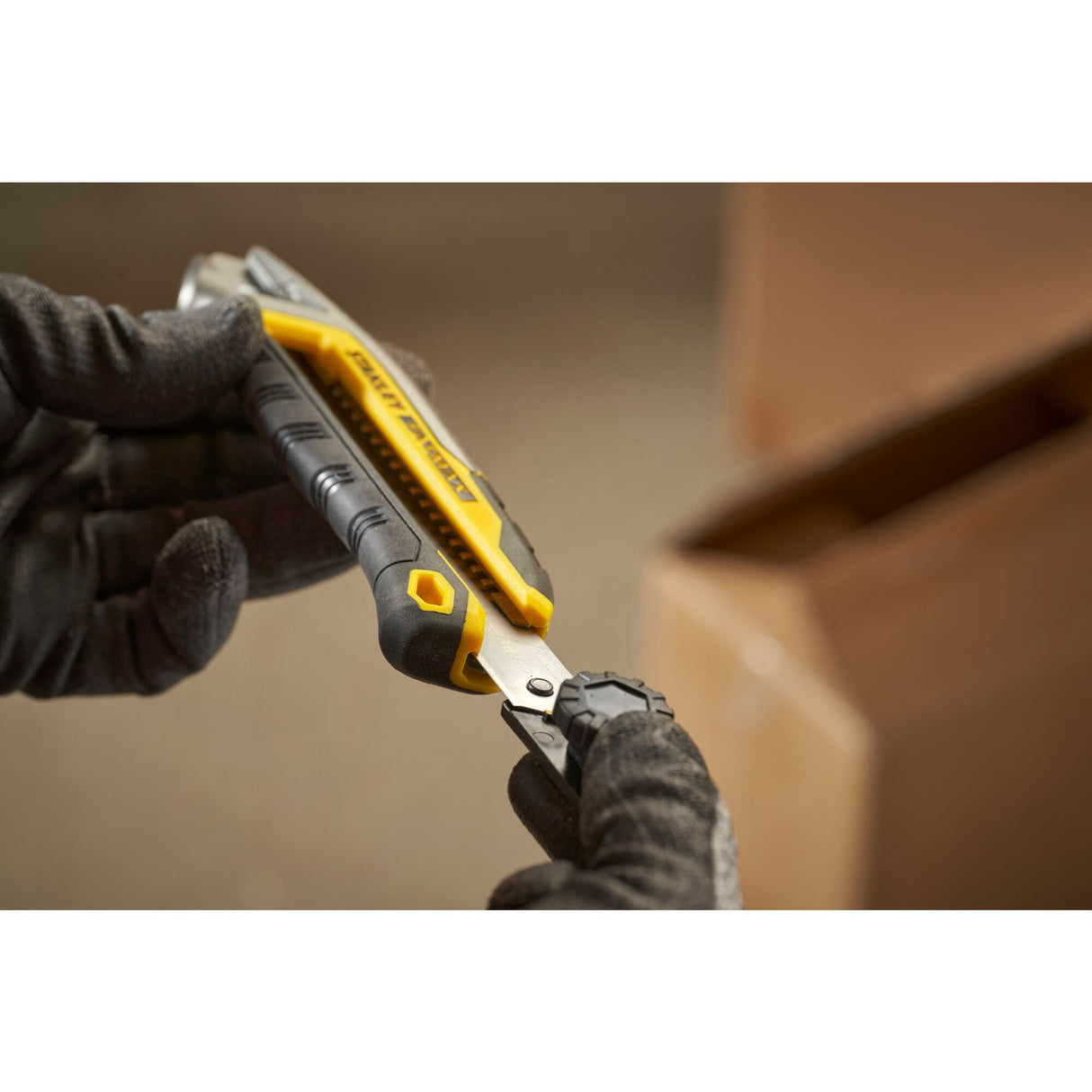 Cutter jaune Stanley, outil de coupe, lame grise, utilisé pour ouvrir un carton
