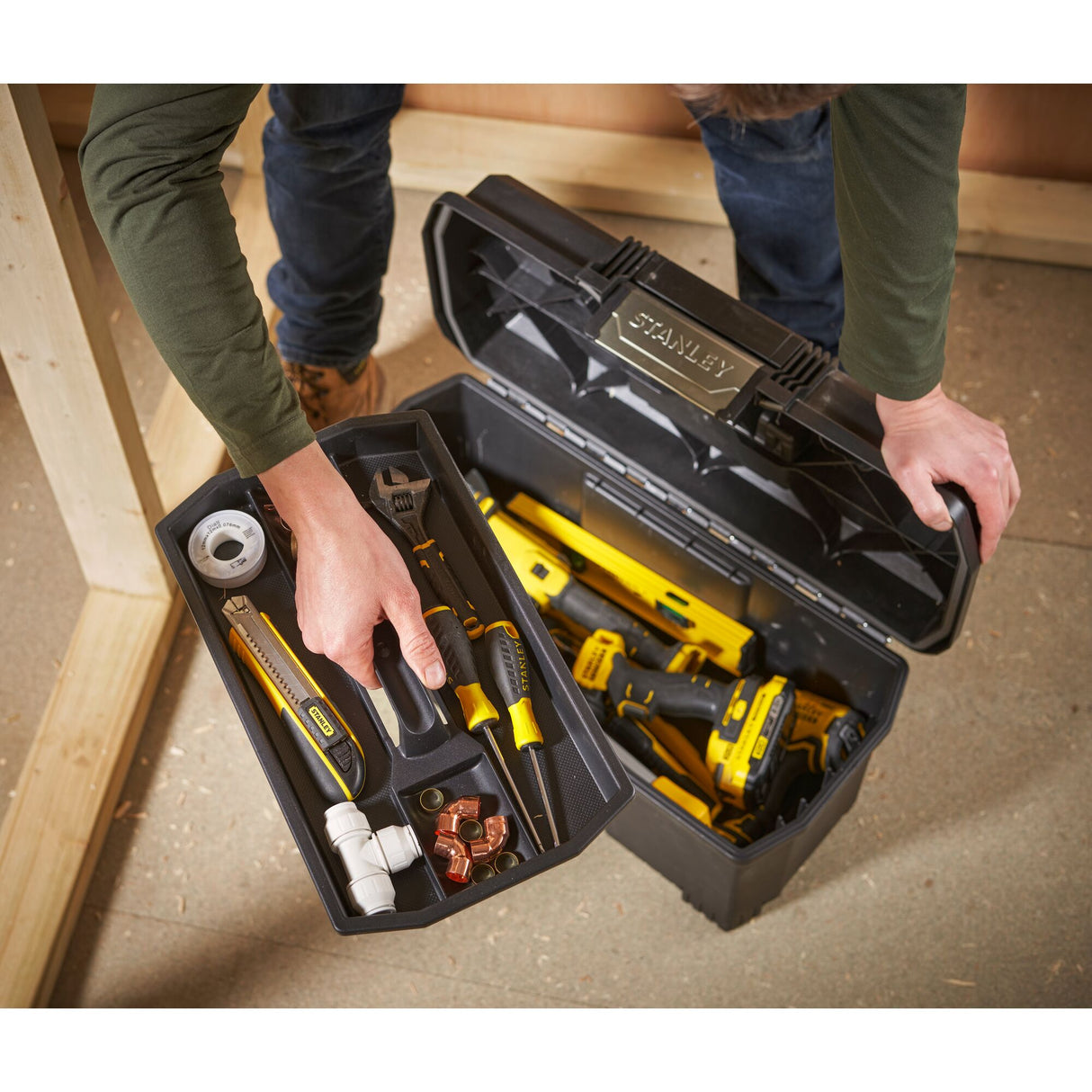 Boîte à outils Stanley noire avec outils jaunes, type coffret, couleur noire