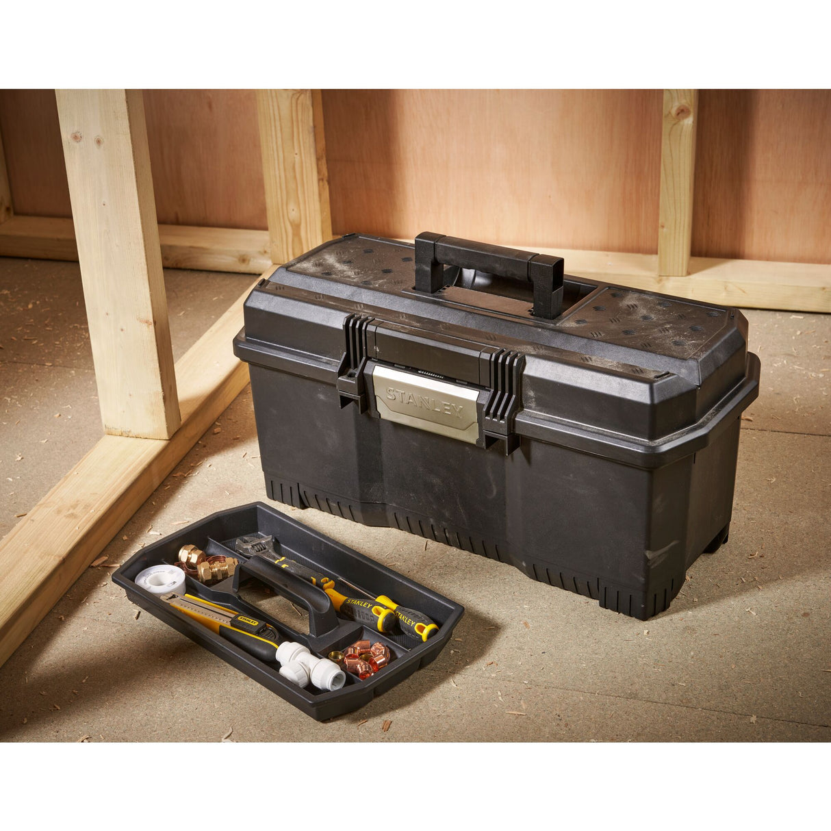 Boîte à outils noire Stanley, marque Stanley, boîte noire pour outillage avec plateau amovible.