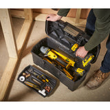Coffre à outils Stanley noir contenant outils électroportatifs jaunes, couleur noire et jaune.