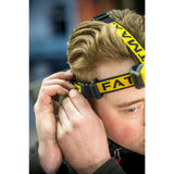 Lampe frontale Stanley FATMAX, jaune et noire, portée par un homme
