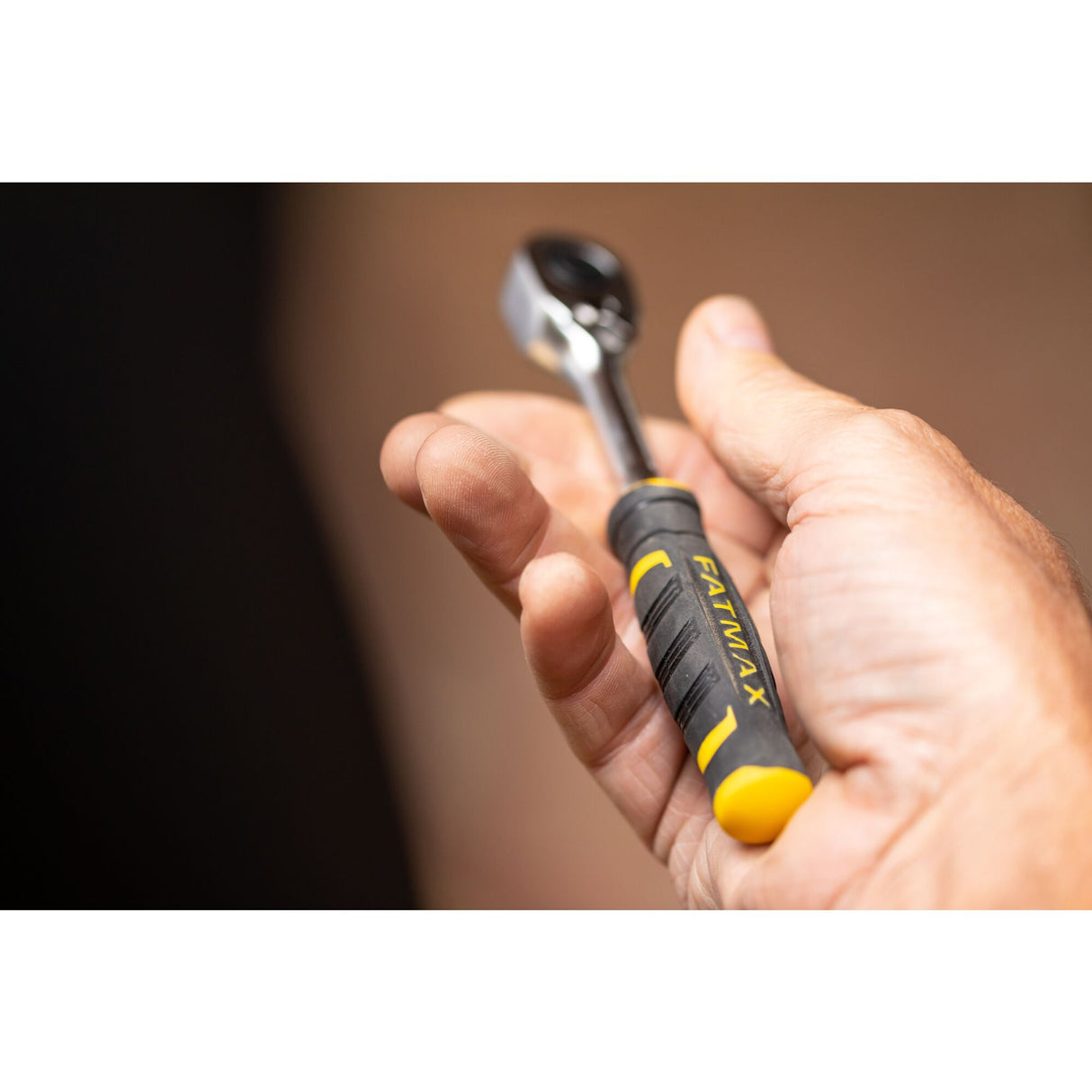 Clé à cliquet FATMAX noire et jaune, marque Stanley, tenue en main