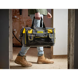 Sac à outils Stanley FatMax noir et jaune porté par un artisan, sacoche de chantier robuste.