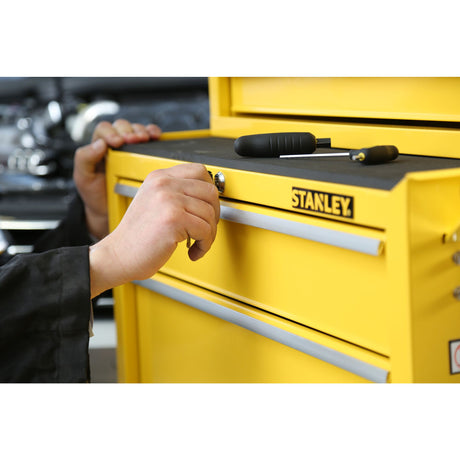 Servante à outils Stanley jaune avec tiroirs et tournevis, marque visible