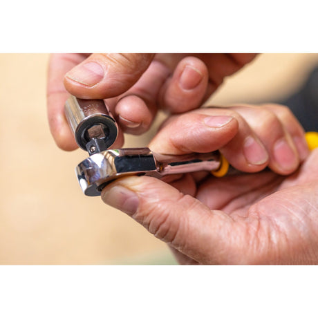Cliquet Facom chromé, outil à main argent, utilisation en plomberie ou outillage.
