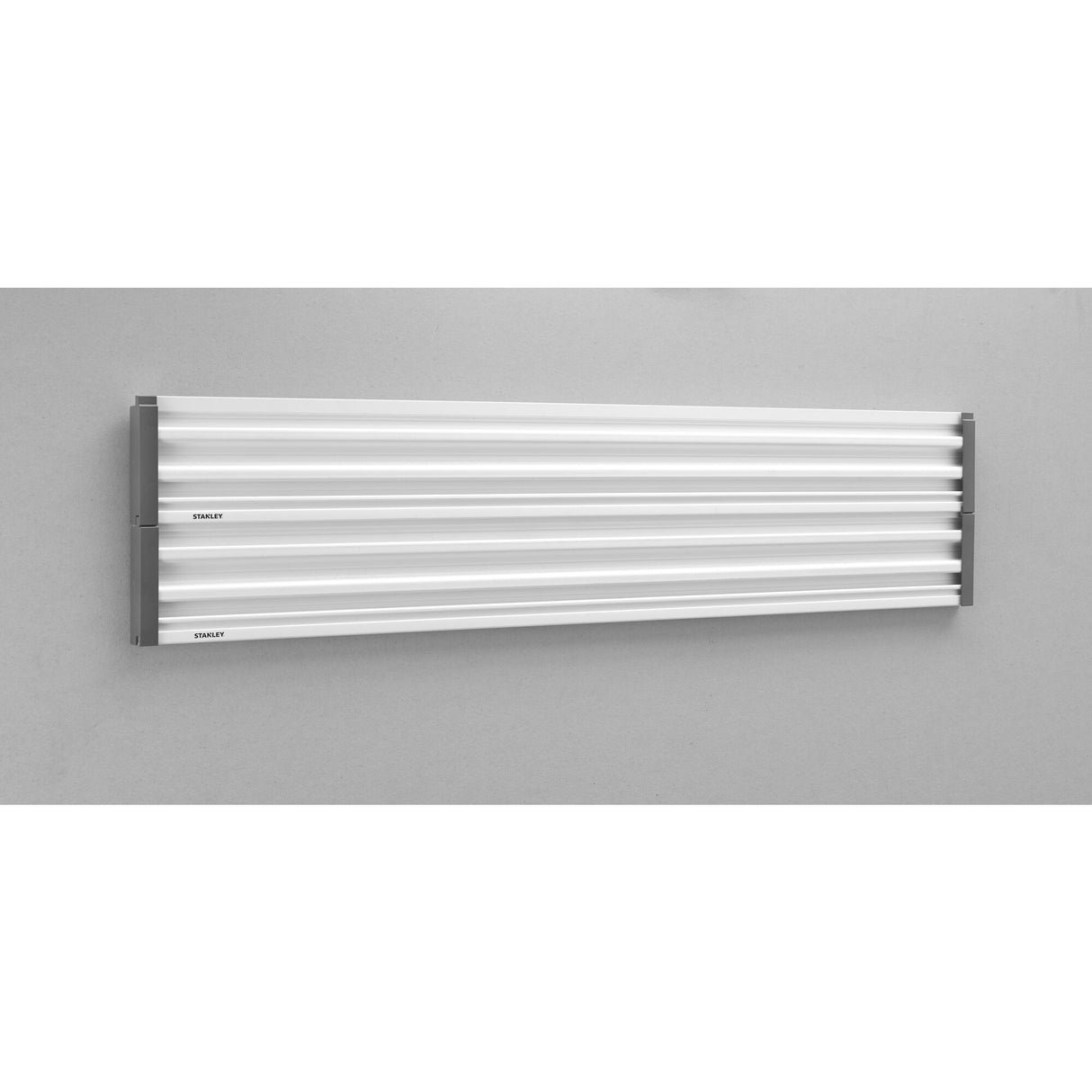 Rangement mural Stanley, porte-outils en aluminium argenté, fixé au mur.