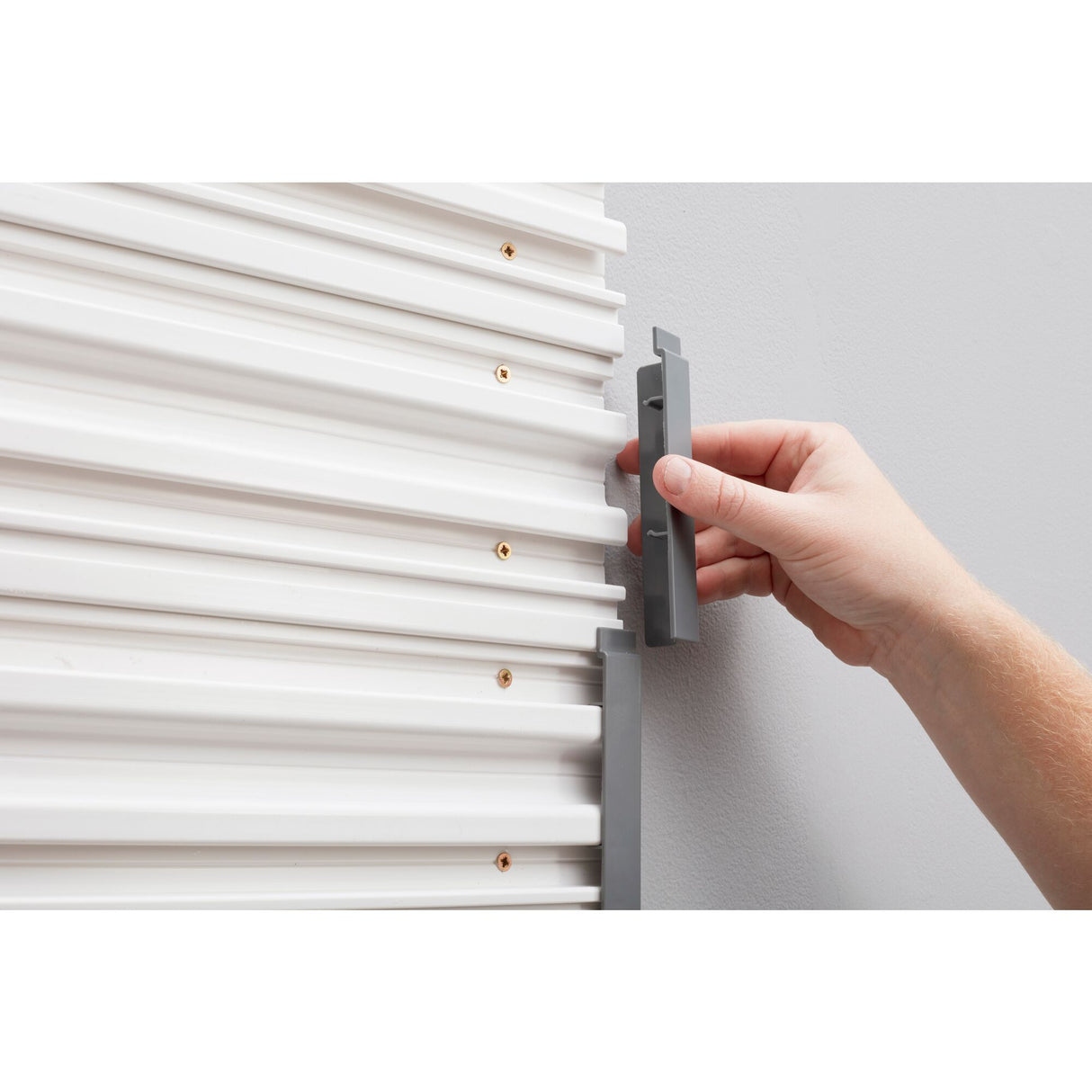Radiateur blanc Facom, accessoire gris, installation murale, salle de bain