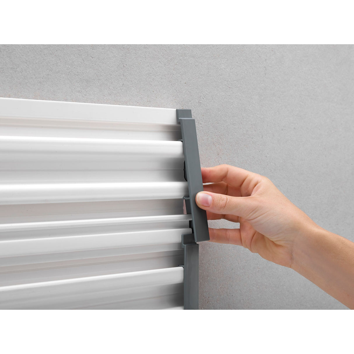 Radiateur sèche-serviettes blanc Grohe, fixation grise, salle de bain moderne