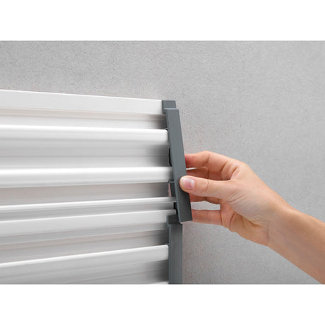 Radiateur sèche-serviettes blanc Grohe, fixation grise, salle de bain moderne