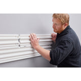 Rail de rangement mural blanc Stanley pour atelier, homme installant le support.