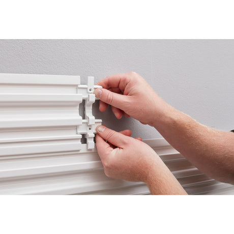 Support mural Facom, panneau d'accrochage plastique blanc fixé au mur