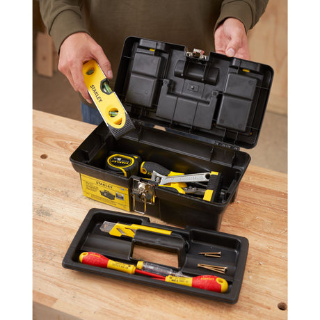 Coffre à outils Stanley noir et jaune, rempli d'outils manuels Stanley.