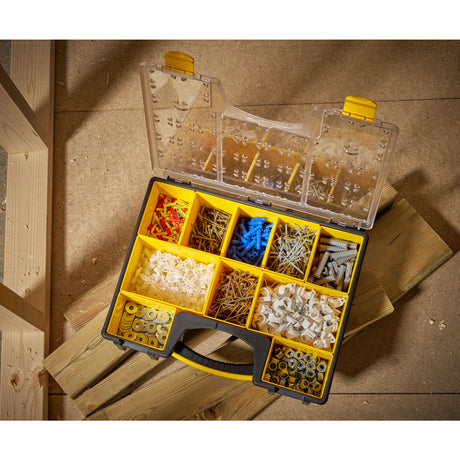 Boîte de rangement Stanley, type organiseur, couleur jaune et noir, ouverte avec accessoires