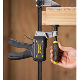 Serre-joint Stanley FATMAX, outil noir et jaune pour menuiserie, utilisé sur bois.