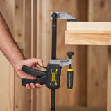 Serrage à main Stanley Fatmax noir et jaune fixé sur un établi, serre-joint de menuiserie.