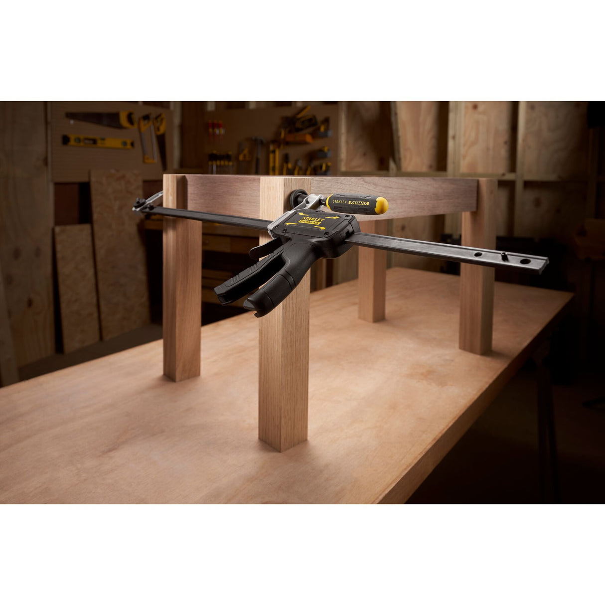 Serre-joint Stanley, outil d'assemblage, couleur noir et jaune, sur établi en bois