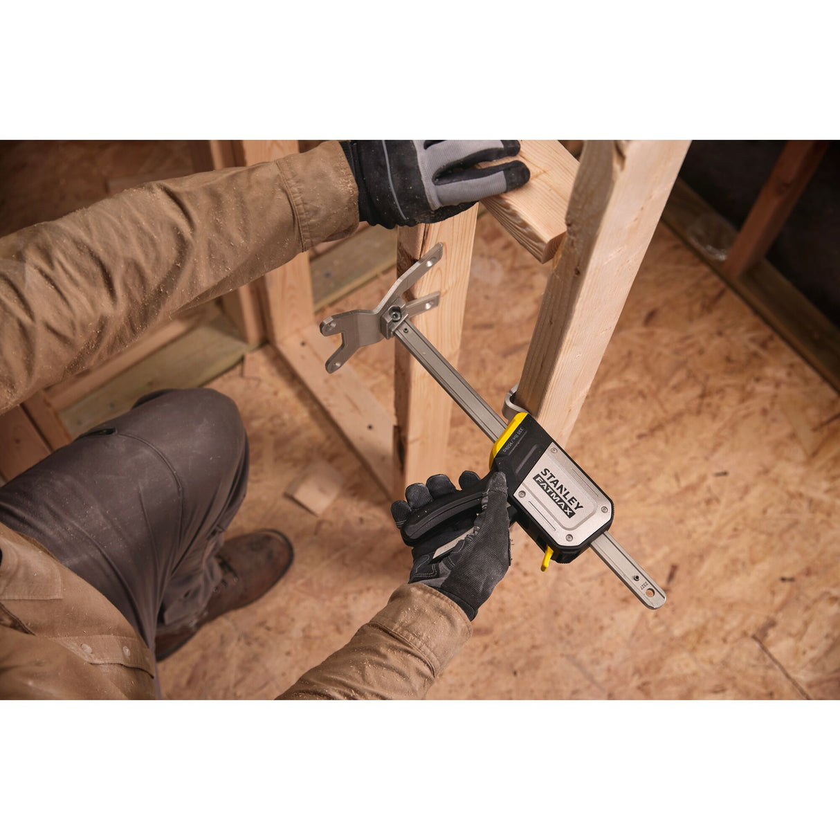 Serre-joint métal Stanley, gris et jaune, utilisé pour fixation bois en construction