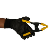 Pince à ressort Facom, couleur noire et jaune, tenue par un gant noir