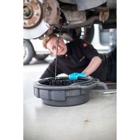 Bac de vidange Facom, type récipient, couleur gris, utilisé sous une voiture