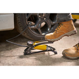 Pompe à pied Stanley jaune pour gonfler pneus de voiture, avec manomètre, en usage.
