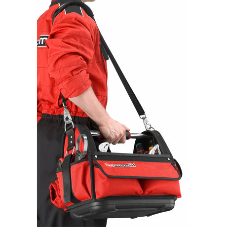 Sac à outils Facom rouge, type sacoche, porté par une personne en tenue de travail.