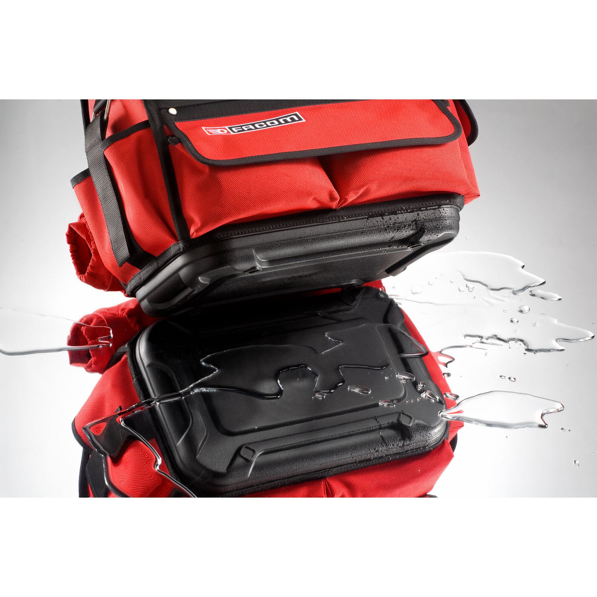 Sac à outils Facom rouge, étanche, avec fond renforcé en plastique noir, type outillage.