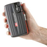 Coffret d’outillage Facom R2nano noir et rouge, compact, tenu dans une main.