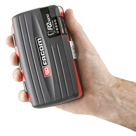 Coffret d’outillage Facom R2nano noir et rouge, compact, tenu dans une main.