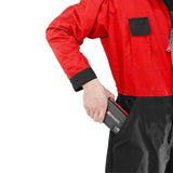 Batterie Facom outil noir et rouge, insérée dans la poche d'une combinaison rouge.