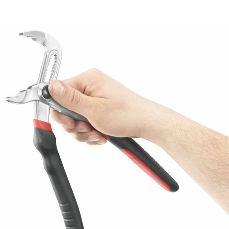 Pince multiprise Facom noire et rouge, outil de plomberie, prise en main