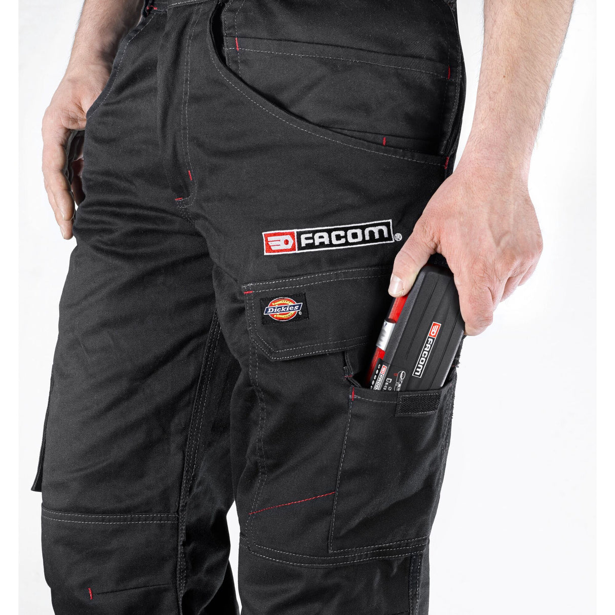 Pantalon de travail noir Facom, outil Facom dans la poche, marquage visible.